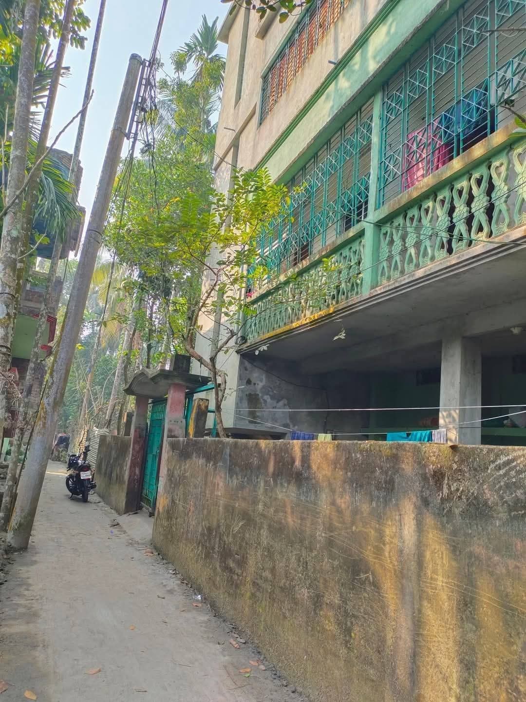 পিরোজপুরে শান্ত ও নিরাপদ পরিবেশে একটি সুন্দর ৩ তলা বাড়ি (জমিসহ) বিক্রয় করা হবে.