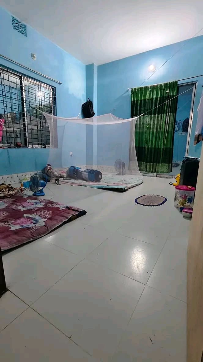 ৪ তলার মধ্যে বড়ো রুম ভাড়া দেয়া হবে  3