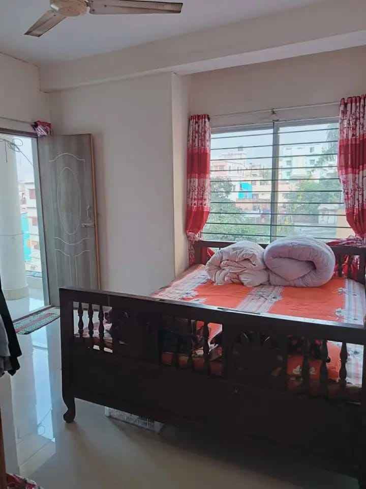 রাজশাহীতে  ২.৫ কাঠা জমির উপর নির্মিত ৫ তলা বাসার এক পাশ পুরোটা জমি সহ বিক্রি করা হবে।  2