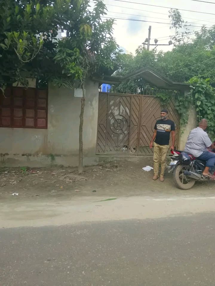 ফেনী আলাউদ্দিন নাসিম সাহেবের বাড়ির সামনের রাস্তা দিয়া দক্ষিণ দিকে বারাইপুর রাস্তায় ১৮ ফুট মেইন  রাস্তার সাথে ৬.৪২ শতাংশ ছবিতে দেয়াঘর সহ বিক্রি করা হবে  2