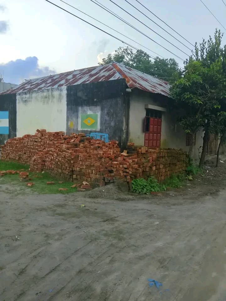ফেনী আলাউদ্দিন নাসিম সাহেবের বাড়ির সামনের রাস্তা দিয়া দক্ষিণ দিকে বারাইপুর রাস্তায় ১৮ ফুট মেইন  রাস্তার সাথে ৬.৪২ শতাংশ ছবিতে দেয়াঘর সহ বিক্রি করা হবে 