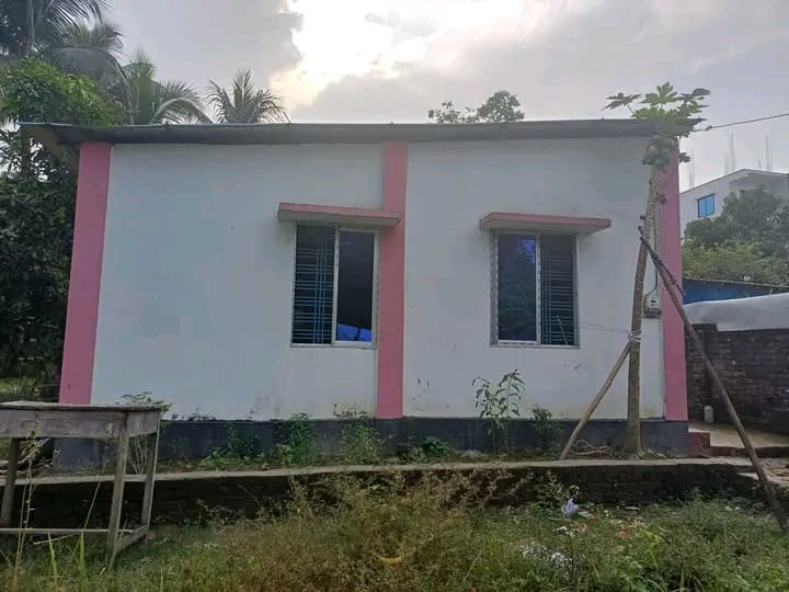 মাদারীপুর সদরে। কুলপদ্দি চৌরাস্তায় কাচা বাজারের সাথে একটি টিন সেট বিল্ডিং বাড়ি বিক্রি হইবে